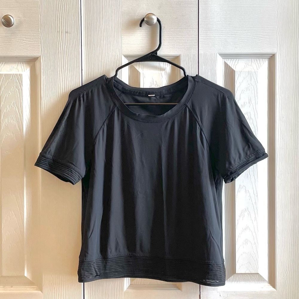 Lululemon: Cropped Black Short-Sleeved Top